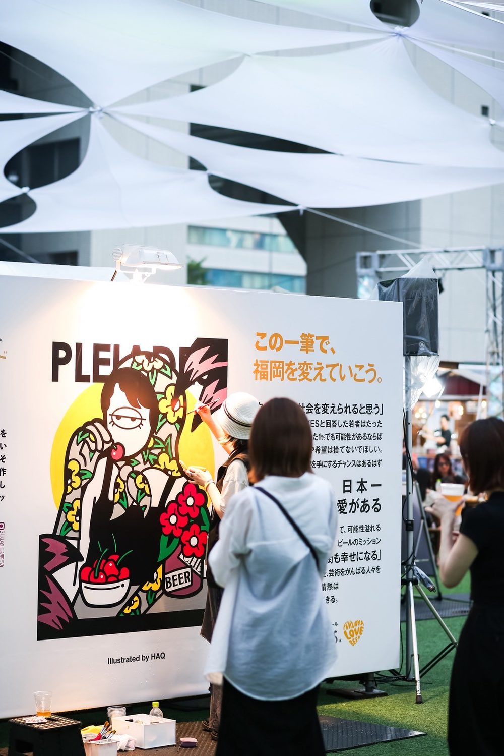 PLEIADESブランドのミューラルを描くアーティスト